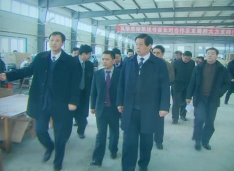 2010年(nián)，中共中央政治局常委，時(shí)任黑(hēi)龍江省省長(cháng)栗戰書(shū)視(shì)察鑫爾泰鞋業(yè)