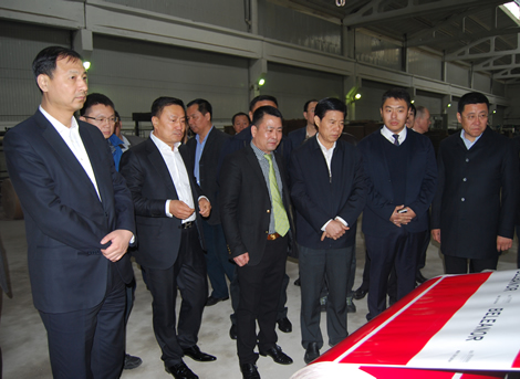 2017年(nián)，國(guó)家(jiā)商務部部長(cháng)、黨組書(shū)記鐘(zhōng)山(shān)視(shì)察鑫爾泰鞋業(yè)