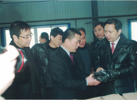 2010年(nián)，時(shí)任溫州市(shì)市(shì)長(cháng)趙一(yī)德一(yī)行(xíng)視(shì)察鑫爾泰鞋業(yè)