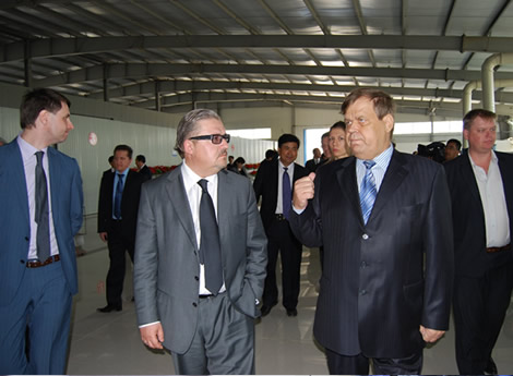 2012年(nián)5月(yuè)24日(rì) 俄羅斯遠(yuǎn)東(dōng)濱海(hǎi)邊疆區(qū)行(xíng)政長(cháng)官烏列斯基一(yī)行(xíng)莅臨鑫爾泰鞋業(yè)園區(qū)視(shì)察